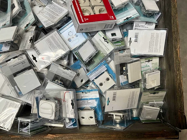 Palletdeal diverse schakelmateriaal en toebehoren - afbeelding 7 van  9