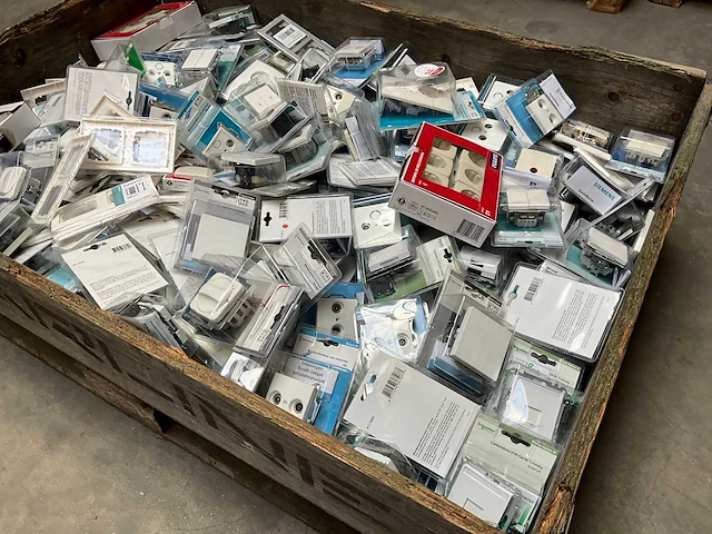 Palletdeal diverse schakelmateriaal en toebehoren - afbeelding 8 van  9