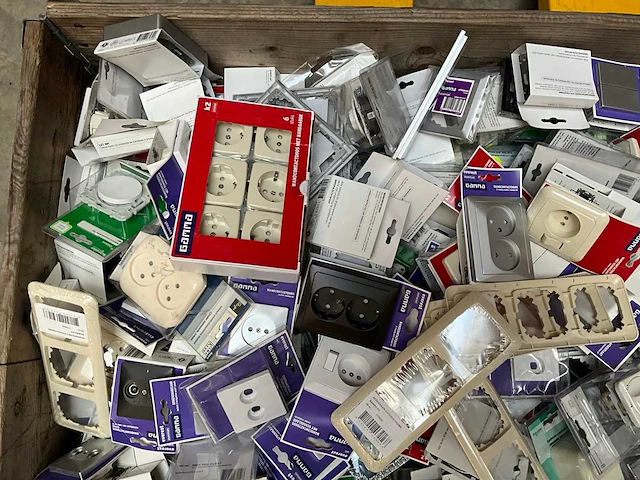 Palletdeal diverse schakelmateriaal en toebehoren - afbeelding 3 van  10