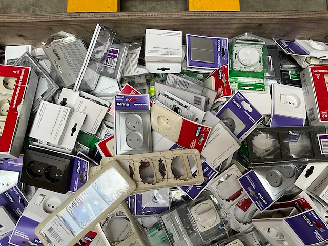Palletdeal diverse schakelmateriaal en toebehoren - afbeelding 5 van  10