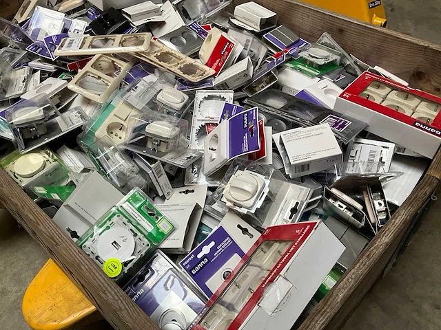 Palletdeal diverse schakelmateriaal en toebehoren - afbeelding 9 van  10