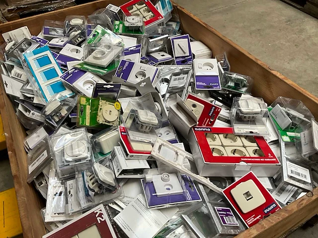 Palletdeal diverse schakelmateriaal en toebehoren - afbeelding 2 van  10
