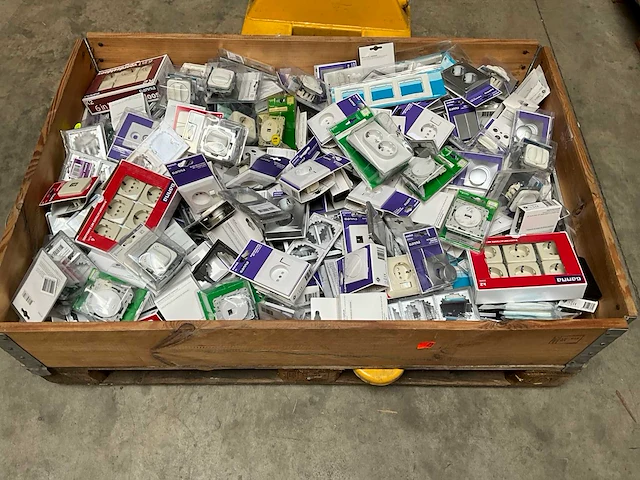Palletdeal diverse schakelmateriaal en toebehoren - afbeelding 1 van  10