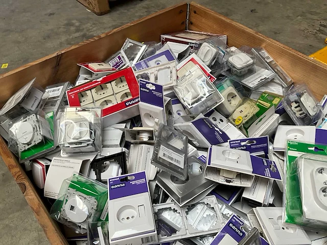 Palletdeal diverse schakelmateriaal en toebehoren - afbeelding 10 van  10