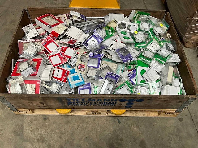 Palletdeal diverse schakelmateriaal en toebehoren - afbeelding 1 van  9