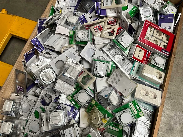 Palletdeal diverse schakelmateriaal en toebehoren - afbeelding 2 van  10