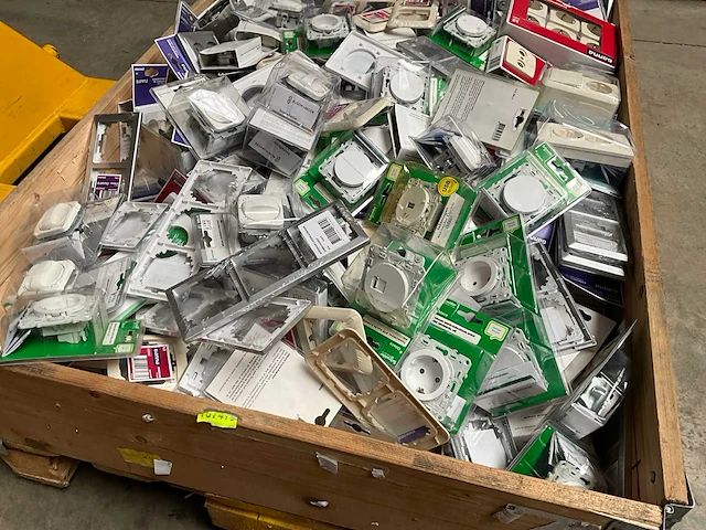 Palletdeal diverse schakelmateriaal en toebehoren - afbeelding 10 van  10
