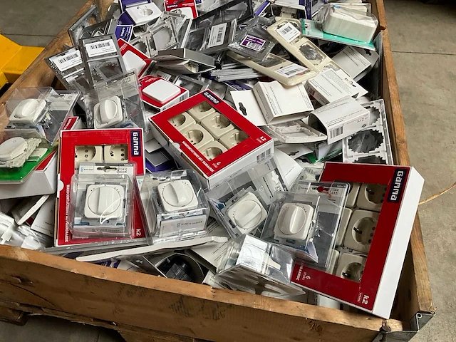 Palletdeal diverse schakelmateriaal en toebehoren - afbeelding 10 van  10