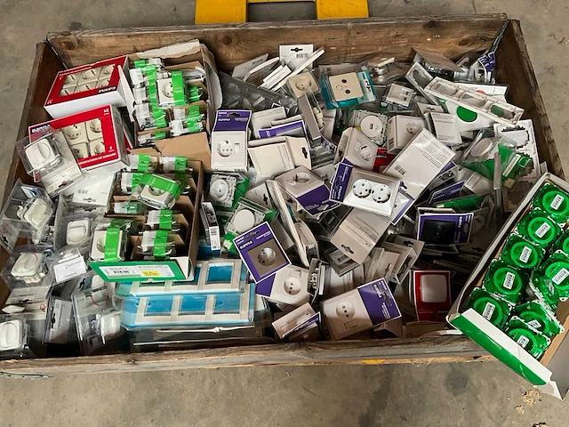 Palletdeal diverse schakelmateriaal en toebehoren - afbeelding 1 van  10