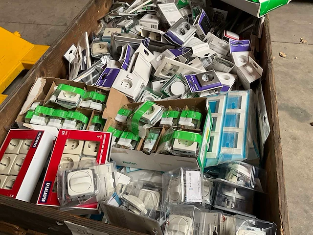 Palletdeal diverse schakelmateriaal en toebehoren - afbeelding 9 van  10