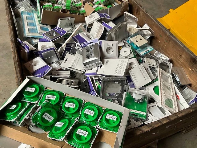 Palletdeal diverse schakelmateriaal en toebehoren - afbeelding 10 van  10