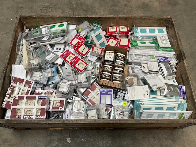 Palletdeal diverse schakelmateriaal en toebehoren - afbeelding 1 van  9