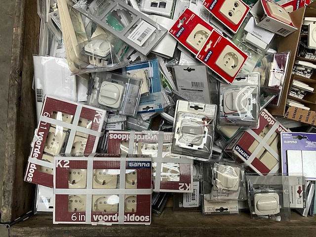 Palletdeal diverse schakelmateriaal en toebehoren - afbeelding 3 van  9