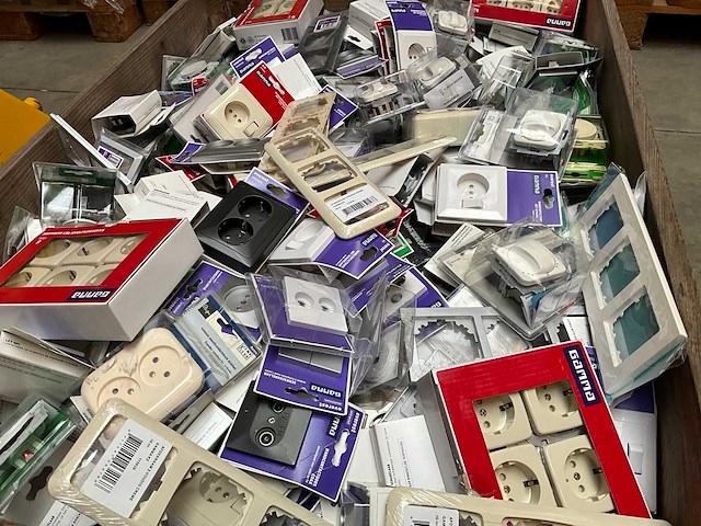 Palletdeal diverse schakelmateriaal en toebehoren - afbeelding 10 van  10