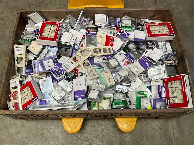 Palletdeal diverse schakelmateriaal en toebehoren - afbeelding 1 van  10