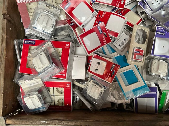 Palletdeal diverse schakelmateriaal en toebehoren - afbeelding 3 van  9