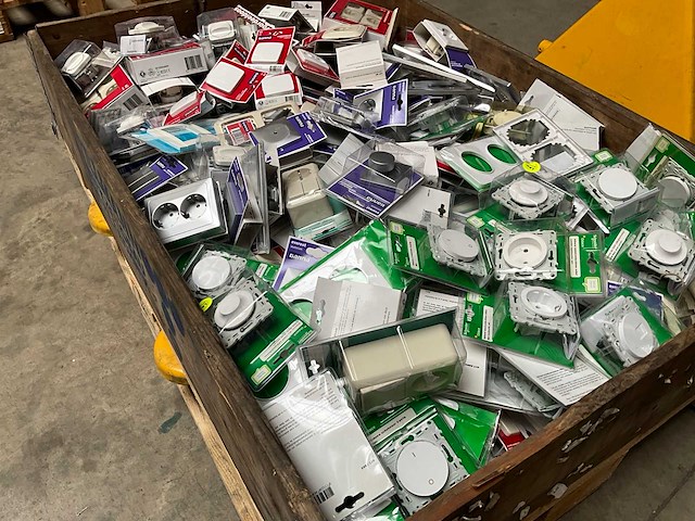 Palletdeal diverse schakelmateriaal en toebehoren - afbeelding 8 van  9