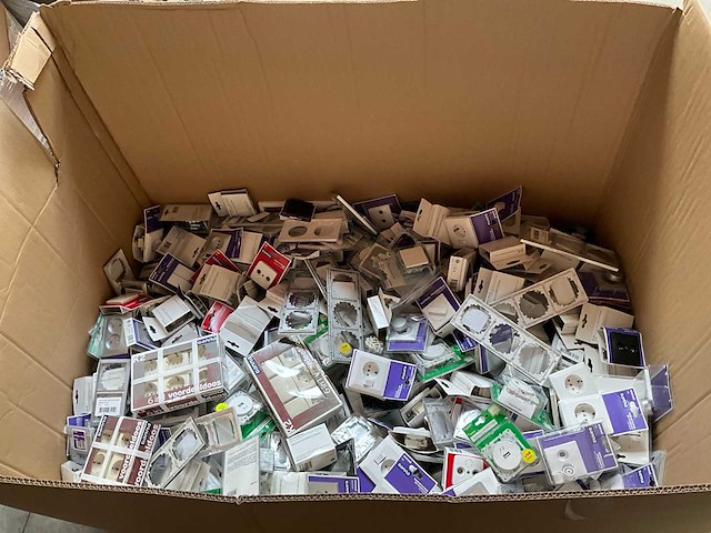 Palletdeal diverse schakelmateriaal en toebehoren - afbeelding 1 van  9