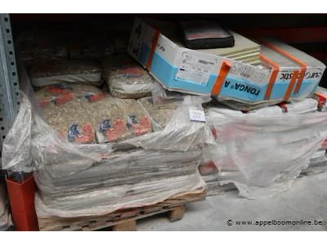 Palletten zakken grind en cement - afbeelding 1 van  2