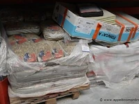 Palletten zakken grind en cement - afbeelding 1 van  2