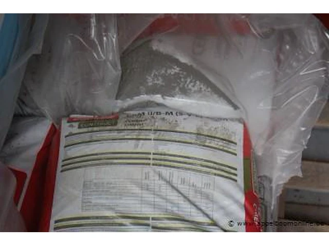 Palletten zakken grind en cement - afbeelding 2 van  2