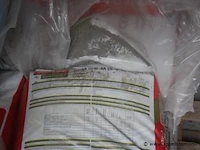 Palletten zakken grind en cement - afbeelding 2 van  2