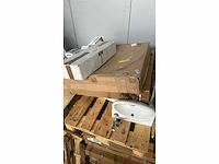 Palletverkoop 2x douchebakken 1x fontein met kraan 1x inbouw toiletrolhouder en diversen - afbeelding 1 van  1