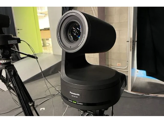 Panasonic hd integrated camera op viltrox statief - afbeelding 2 van  5