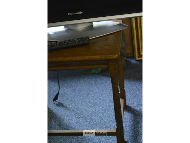 Panasonic tv met bijzettafel - werking onbekend - afbeelding 3 van  6