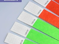 Papieren armbanden neon rood-groen - afbeelding 2 van  6
