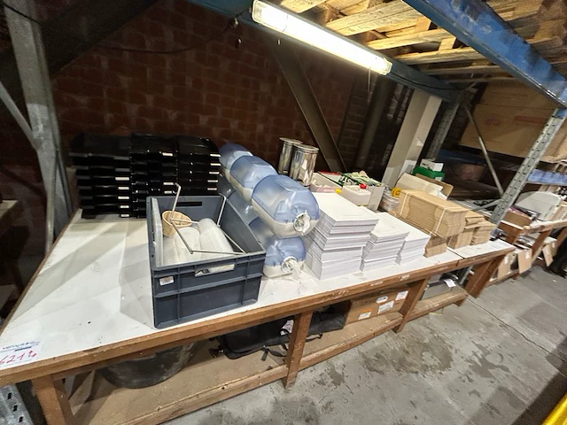 Papierhouder, vuilnisbakjes, poetsmateriaal - afbeelding 1 van  10
