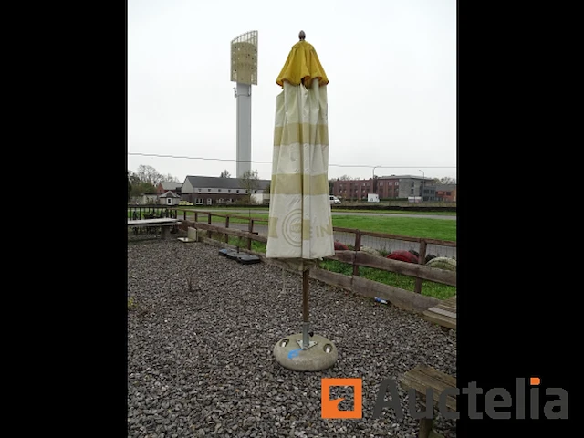 Parasol met betonnen standaard - afbeelding 1 van  2