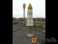 Parasol met betonnen standaard