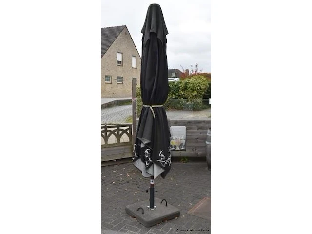 Parasol met voet - afbeelding 1 van  1