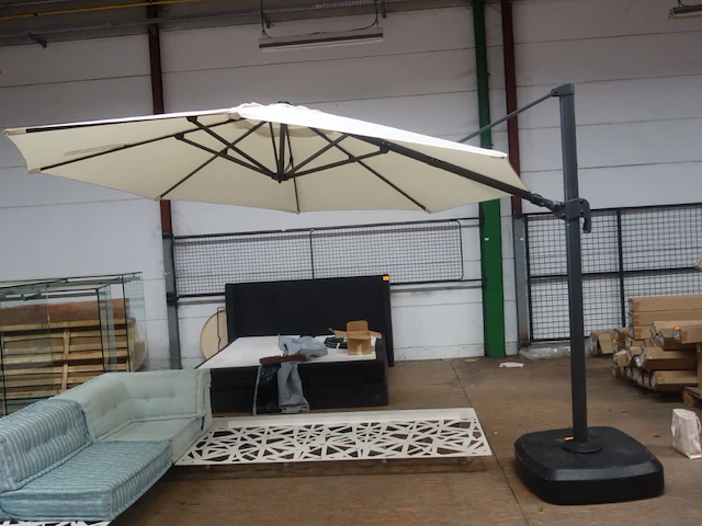 Parasol met voet - afbeelding 1 van  8