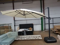 Parasol met voet - afbeelding 1 van  8