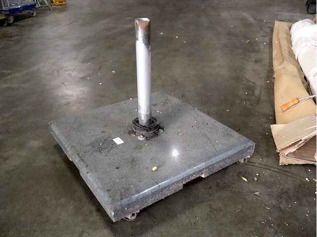 Parasol op voet - afbeelding 1 van  3