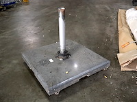 Parasol op voet - afbeelding 1 van  3