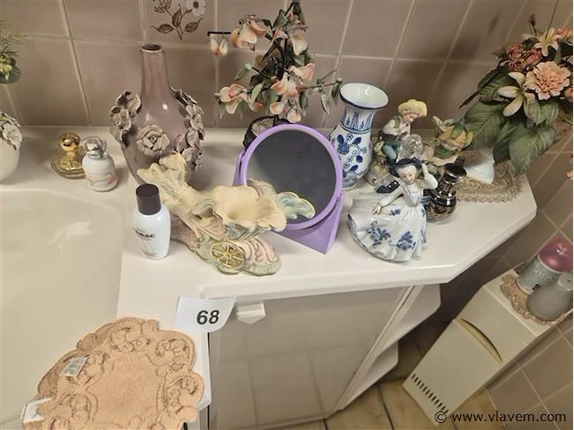 Parfum, badkamerattributen, bloeddrukmeter enzovoort - afbeelding 1 van  5