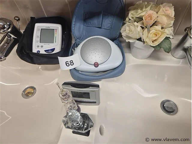 Parfum, badkamerattributen, bloeddrukmeter enzovoort - afbeelding 2 van  5