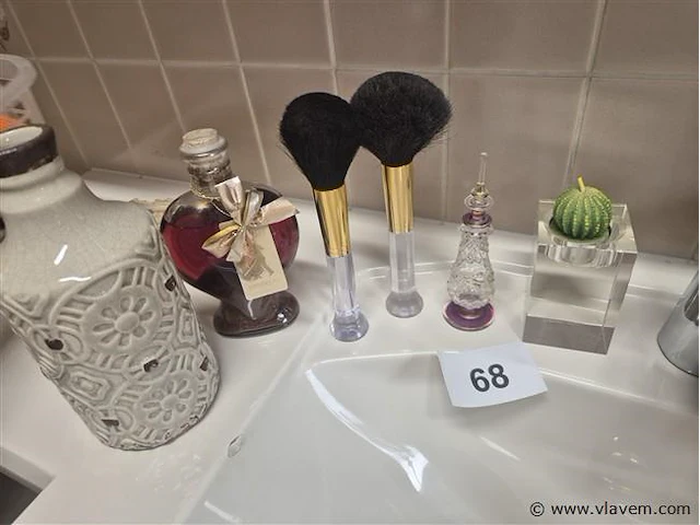 Parfum, badkamerattributen, bloeddrukmeter enzovoort - afbeelding 3 van  5