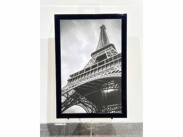 Parijs - eiffeltorens - fotokunst op cavas & vernis - luxe large black piano gloss - afmeting +- / 70x90 cm - afbeelding 1 van  5
