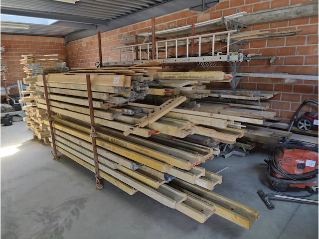 Partij aannemersmateriaal en hout - afbeelding 1 van  9