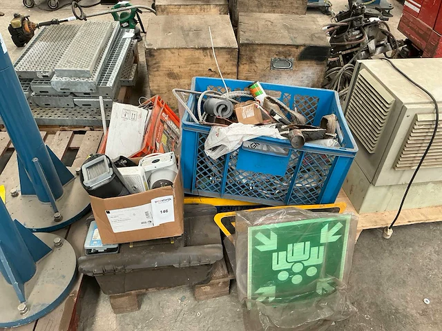 Partij aannemersmateriaal - afbeelding 1 van  6