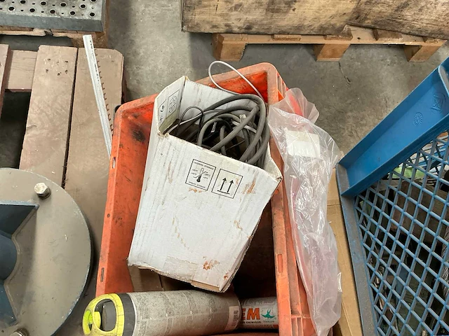 Partij aannemersmateriaal - afbeelding 6 van  6