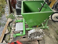 Partij aardappelrooier en pootmachine - afbeelding 1 van  9