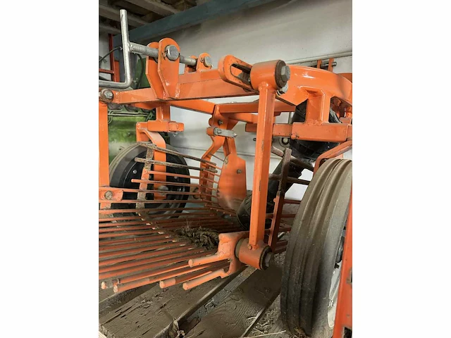 Partij aardappelrooier en pootmachine - afbeelding 8 van  9