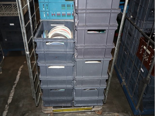 Partij afwas op kar - afbeelding 3 van  6