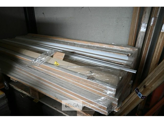 Partij afwerkingslatten l2600xb4,5xd0,7 cm - afbeelding 1 van  2