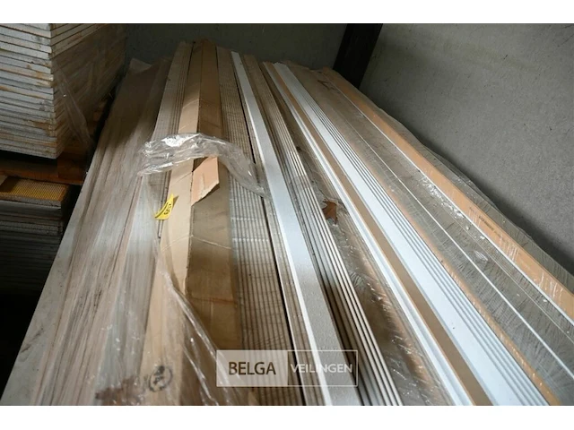 Partij afwerkingslatten l2600xb4,5xd0,7 cm - afbeelding 2 van  2